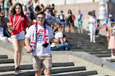 Volgograd - 18 Haziran: Fanlar kendi takımımı desteklemeye İngiltere Volgograd bira geldi ve favori takım bayrakları taşıyan. 18 Haziran 2018 yılında Volgograd, Rusya Federasyonu.