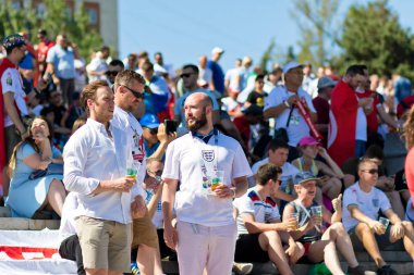 Volgograd - 18 Haziran: İngiltere fanlar ve Tunus takım bayrakları ve bira sit adımlar merkezi set ve maç başladı için beklemek ile Milli takım renklerde giyinmiş. 18 Haziran 2018 yılında Volgograd, Rusya Federasyonu.
