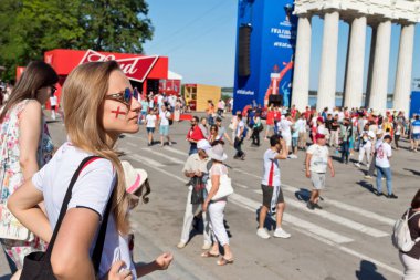 Volgograd - 18 Haziran: fan İngiliz ekibi ile boyalı bayrağıdır Volgograd fanlar Festivali'nde fanzone içinde yanağına kız. 18 Haziran 2018 yılında Volgograd, Rusya Federasyonu.