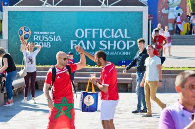 Volgograd - 18 Haziran: Futbol taraftarları Tunus Milli takım ülke bayrakları ve İngiltere-Tunus maçtan önce fanzone fanfesta özelliklere sahip. 18 Haziran 2018 yılında Volgograd, Rusya Federasyonu.