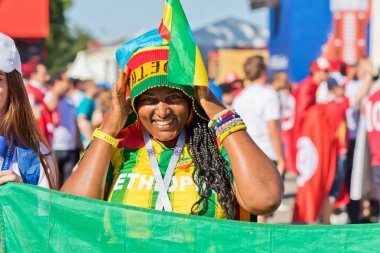 Volgograd - 18 Haziran: Fgirl hayranı bir Afrika Ulusal takım giymiş milli takımının renkleri isteyerek diğer ülkelerden hayranları ile fotoğraflandı. 18 Haziran 2018 yılında Volgograd, Rusya Federasyonu.