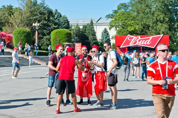 Volgograd Giugno Tifosi Calcio Della Nazionale Tunisina Con Bandiere Attributi — Foto Stock