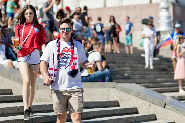 Volgograd - 18 Haziran: Fanlar kendi takımımı desteklemeye İngiltere Volgograd bira geldi ve favori takım bayrakları taşıyan. 18 Haziran 2018 yılında Volgograd, Rusya Federasyonu.