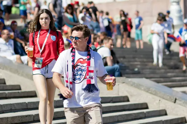 Volgograd - 18 Haziran: Fanlar kendi takımımı desteklemeye İngiltere Volgograd bira geldi ve favori takım bayrakları taşıyan. 18 Haziran 2018 yılında Volgograd, Rusya Federasyonu.
