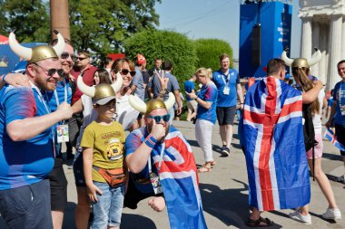 Volgograd - 22 Haziran: Hayranları takımının İzlanda Vikingler ve ulusal bayrak dinlenme Festival of bale dansçıları renklerde kıyafet gibi giyinmiş. 22 Haziran 2016 yılında Volgograd, Rusya Federasyonu.