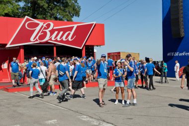 Volgograd - 22 Haziran: Hayranları takımının İzlanda Vikingler ve ulusal bayrak dinlenme Festival of bale dansçıları renklerde kıyafet gibi giyinmiş. 22 Haziran 2016 yılında Volgograd, Rusya Federasyonu.