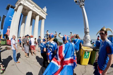 Volgograd - 22 Haziran: Hayranları takımının İzlanda Vikingler ve ulusal bayrak dinlenme Festival of bale dansçıları renklerde kıyafet gibi giyinmiş. 22 Haziran 2016 yılında Volgograd, Rusya Federasyonu.