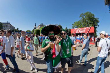 Volgograd - 22 Haziran: Hayranları fötr şapka ve kıyafet balloonists Festivali Ulusal bayrak istirahat renklerde giyinmiş Meksika'nın milli takımının. 22 Haziran 2016 yılında Volgograd, Rusya Federasyonu.