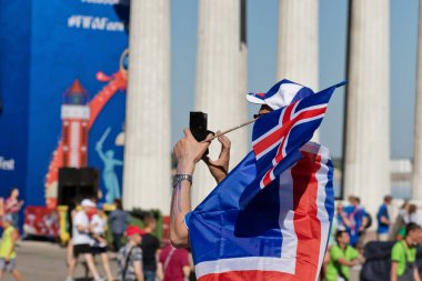 Volgograd - 22 Haziran: Hayranları takımının İzlanda Vikingler ve ulusal bayrak dinlenme Festival of bale dansçıları renklerde kıyafet gibi giyinmiş. 22 Haziran 2016 yılında Volgograd, Rusya Federasyonu.