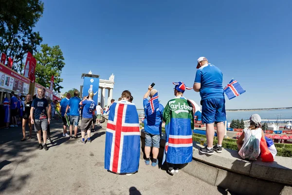 Volgograd - 22 Haziran: Hayranları takımının İzlanda Vikingler ve ulusal bayrak dinlenme Festival of bale dansçıları renklerde kıyafet gibi giyinmiş. 22 Haziran 2016 yılında Volgograd, Rusya Federasyonu.