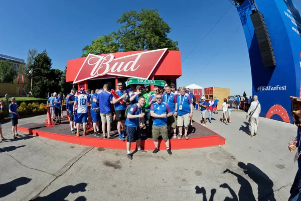 Volgograd - 22 Haziran: Hayranları İzlanda ve Nijerya Milli takımının fotoğrafı birlikte taraftar maçtan önce Festivali'nde. 22 Haziran 2016 yılında Volgograd, Rusya Federasyonu.