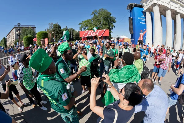 Volgograd - 22 Haziran: Hayranları t-shirt Milli takım ve ulusal bayrakları kalan bale Festivali'nde Nijerya Milli takımının. 22 Haziran 2016 yılında Volgograd, Rusya Federasyonu.
