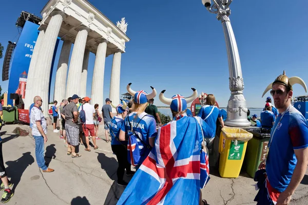 Volgograd - 22 Haziran: Hayranları takımının İzlanda Vikingler ve ulusal bayrak dinlenme Festival of bale dansçıları renklerde kıyafet gibi giyinmiş. 22 Haziran 2016 yılında Volgograd, Rusya Federasyonu.