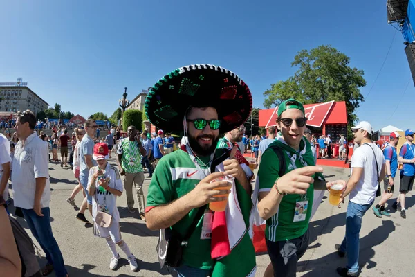 Wołgograd Czerwca Fanów Reprezentacji Meksyku Ubrany Sombrero Ubrania Kolorach Reszty — Zdjęcie stockowe