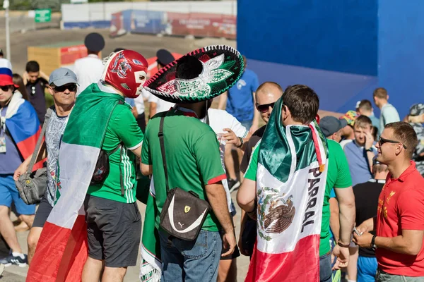 Volgograd - 22 Haziran: Hayranları fötr şapka ve kıyafet balloonists Festivali Ulusal bayrak istirahat renklerde giyinmiş Meksika'nın milli takımının. 22 Haziran 2016 yılında Volgograd, Rusya Federasyonu.
