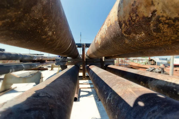 Paso Elevado Viejos Oleoductos Oxidados Aleja —  Fotos de Stock