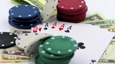 Dört as, dolar ve cips yalan beyaz bir yüzeye oynamak casino büyük bir kombinasyon