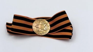 St. George kurdele ile büyük vatanseverlik savaşı zaferle 70 yıldönümü için yayımlanan Hatıra bakır rozet özel sandalyesine döner