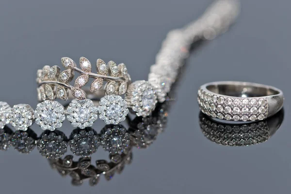 订婚银戒指与宝石和细银手镯与大宝石 — 图库照片
