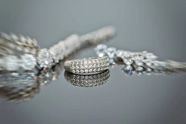 Elegante Anillo Plata Con Diamantes Fondo Otras Joyas Plata — Foto de Stock