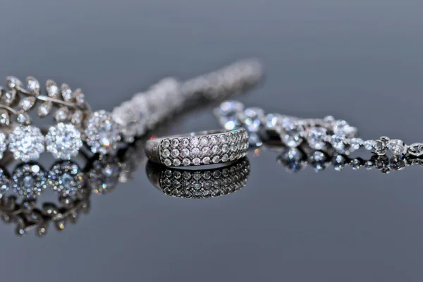Verlobungsring Aus Silber Mit Edelsteinen Und Feiner Silberkette — Stockfoto