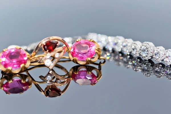 Gouden Ring Sierlijk Gebogen Vorm Ruby Tegen Achtergrond Van Verschillende — Stockfoto