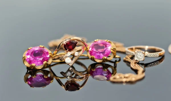 金の指輪は優雅に湾曲した形状の様々 な金の宝石類の背景にルビー — ストック写真
