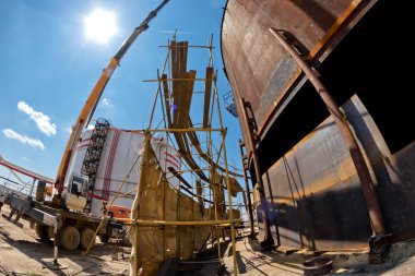 Onarım çalışmaları için petrol ürünleri depolama vinçler kullanımı ile eski şekildepaslı daha düşük kemer değiştirme