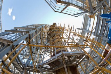 Karmaşık rafineri İnşaat yeni görünümü. Sütunların, cihazları ve hizmet yükleme platformları