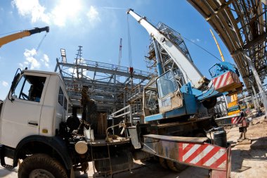 Kamyon vinç yaymak bacakları ve genişletilmiş bir patlama ile Petrokimya Kompleksi yeni tesisi inşaat alanında olduğunu