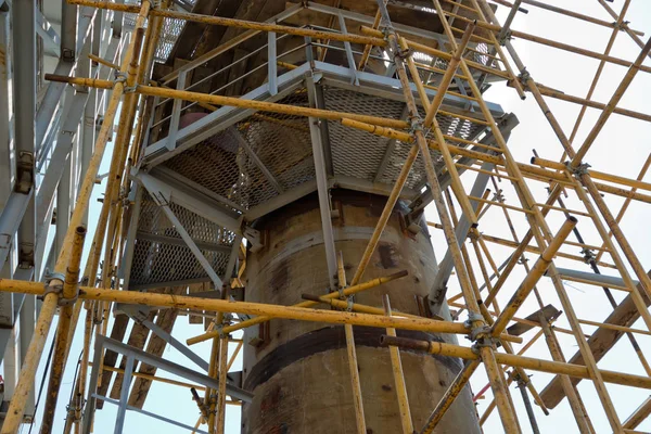 Vista Nueva Construcción Del Complejo Refinerías Instalación Columnas Aparatos Plataformas — Foto de Stock