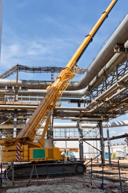 Şantiye rafineri uzun bir patlama ile bir tarayıcı üzerinde büyük bir vinç açıktır