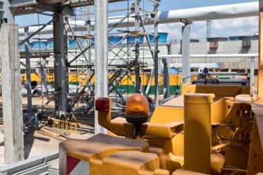 Crane vinçler üzerinde yüklü hakkında uyarı ışık sinyal