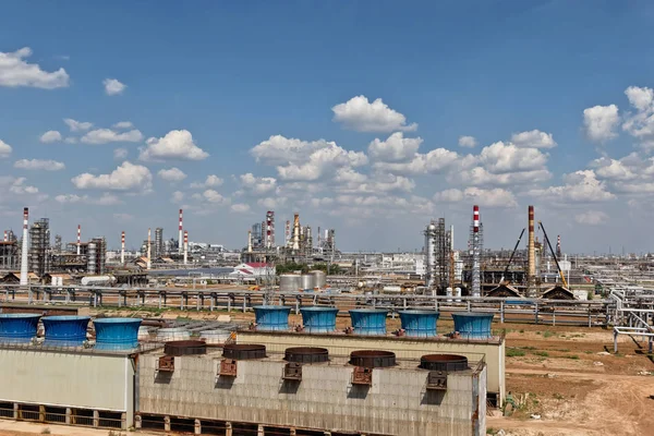 Een Grote Raffinaderij Een Zonnige Dag Onder Pluizige Wolken Foto — Stockfoto
