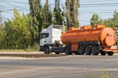Bir kamyon nakliye Petrol Ürünleri Sanayi Bölgesi, tozlu bir yolda seyahat için bir tank ile