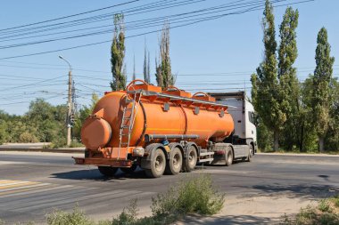 Bir kamyon nakliye Petrol Ürünleri Sanayi Bölgesi, tozlu bir yolda seyahat için bir tank ile
