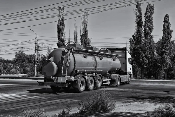 Camion Avec Réservoir Pour Transport Produits Pétroliers Voyageant Sur Une — Photo