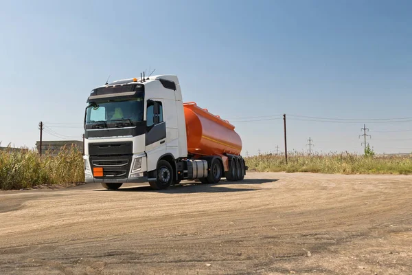 Camion Avec Réservoir Orange Déplace Sur Une Route Non Asphaltée — Photo