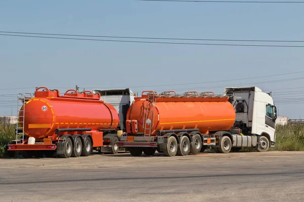 可燃产品用罐的卡车 Perevozki 在炼油厂前的地面上 — 图库照片