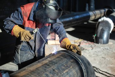 Parçaları ve bileşenleri dükkanı koşullarında büyük çaplı boru imalatı. Dokunun kanal aracılığıyla kaynak, elektrot erime el ile ark kaynağı