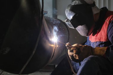 Kaynakçı maskesi ve koruyucu giysi artan kaplama kaynak kazanıyor
