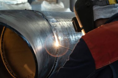 Bir kaynak, kaynak havuzu ve pençesinde klempe elektrot closeup