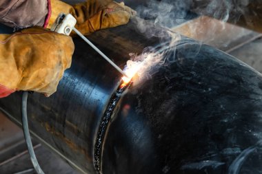 Parçaları ve bileşenleri dükkanı koşullarında büyük çaplı boru imalatı. Dokunun kanal aracılığıyla kaynak, elektrot erime el ile ark kaynağı