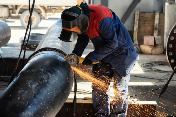 Procesamiento Soldadura Raíces Con Una Máquina Corte Las Chispas Vuelan — Foto de Stock