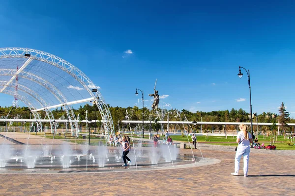 ヴォルゴグラード ロシア レクリエーション公園乾燥噴水と新しいフットボール スタジアムの前にベンチがあります 祖国と Mamaev クルガンでビュー 2018 日ヴォルゴグラード ロシア — ストック写真