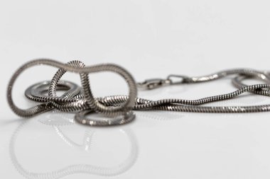 Yansıtıcı yüzeyi zarif alışılmadık Gümüş Zincir