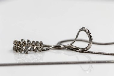 Sıradışı güzel Gümüş Zincir ve taşlar yansıtıcı yüzeyi ile gümüş yüzük