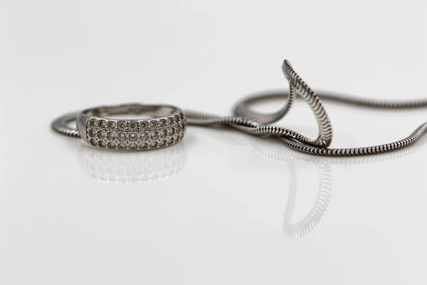 Değerli Taşlar Ince Gümüş Zincir Gümüş Nişan Yüzüğü — Stok fotoğraf