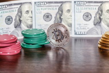Yansıtıcı bir yüzey üzerinde cep saati yanındaki Hatıra para bitcoin ve yığın cips casinolar dan vardır