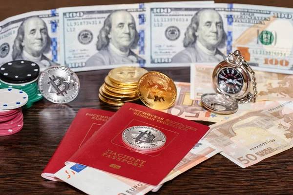 Relojes Bolsillo Dólares Euros Bitcoins Encuentran Una Mesa Madera — Foto de Stock